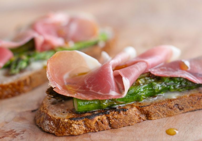 Bruschetta with Prosciutto, Asparagus, & Stracchino